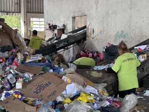 Força coletiva que move toneladas de mudança.
