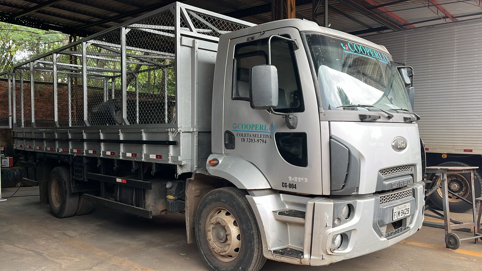 Manutenção das gaiolas dos caminhões reforça compromisso da Cooperlix com a coleta seletiva em Prudente