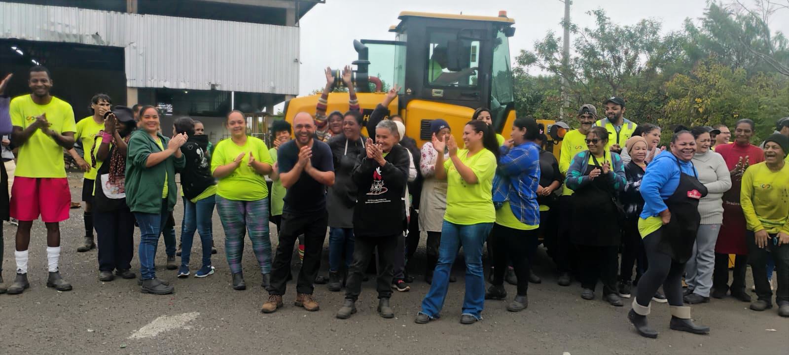 A chegada da nova pá carregadeira emociona cooperados e marca um novo capítulo na história da Cooperlix
